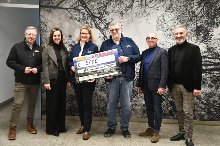 Statt Weihnachtsgeschenken: Spende für das DRK-Herzenswunsch-Mobil