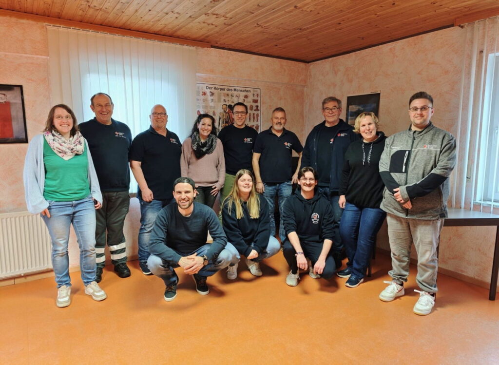 Das Bild zeigt die ehrenamtlichen Helfer nach Beendigung der erfolgreichen Schulung