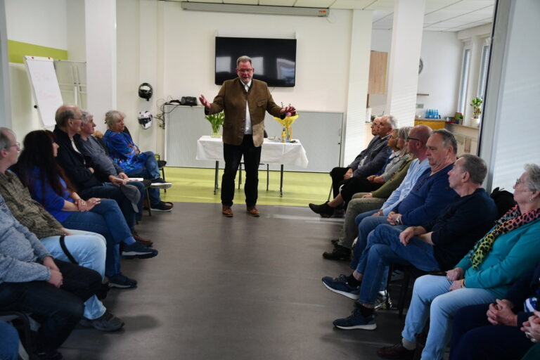 Viele Besucher beim Treffen zum 25jährigen Bestehen des Gesprächskreises Trauer